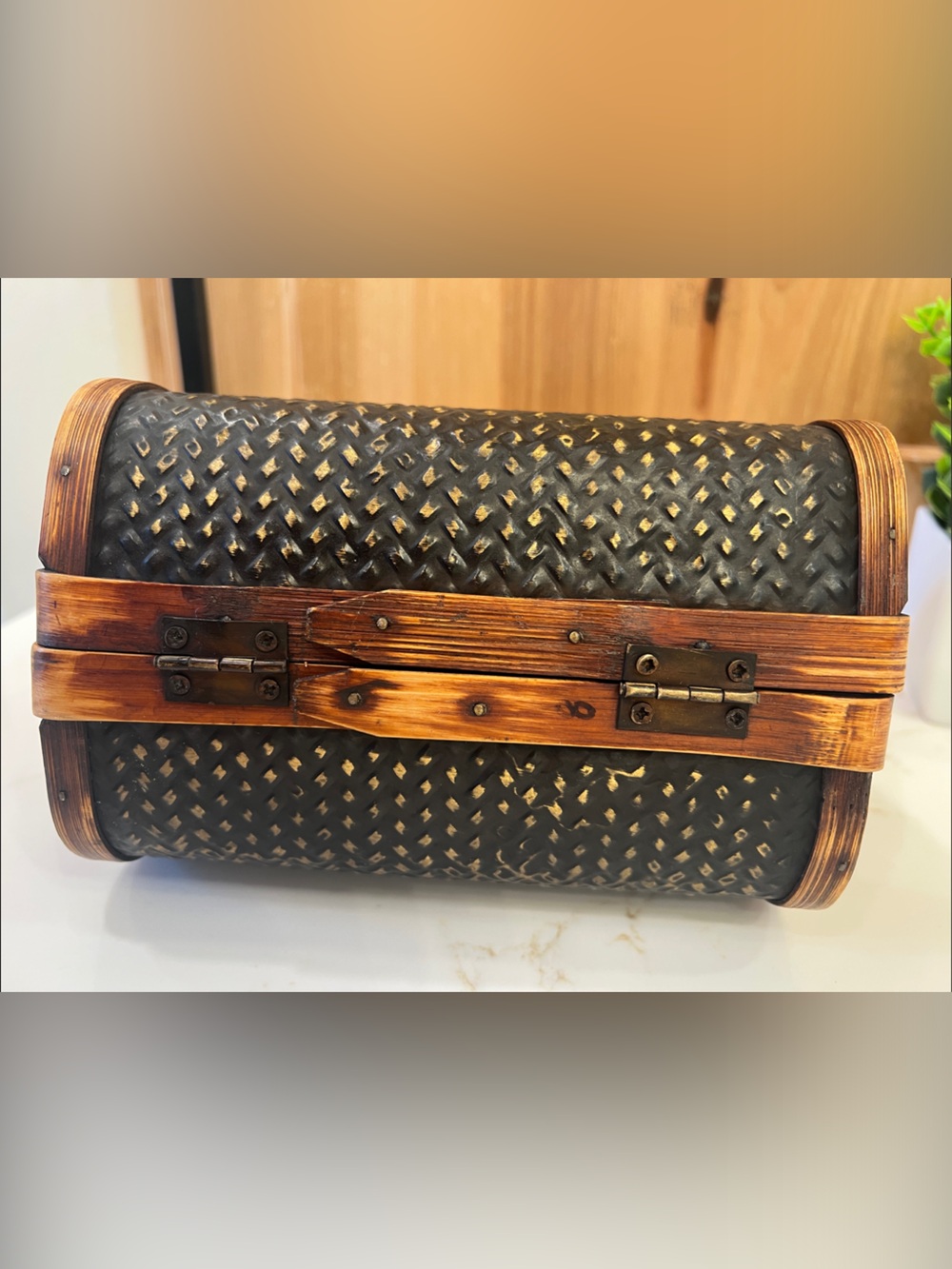 Vintage Woven Rattan tin style hand bag with bamboo handles and wood trim - Picture 4 of 5